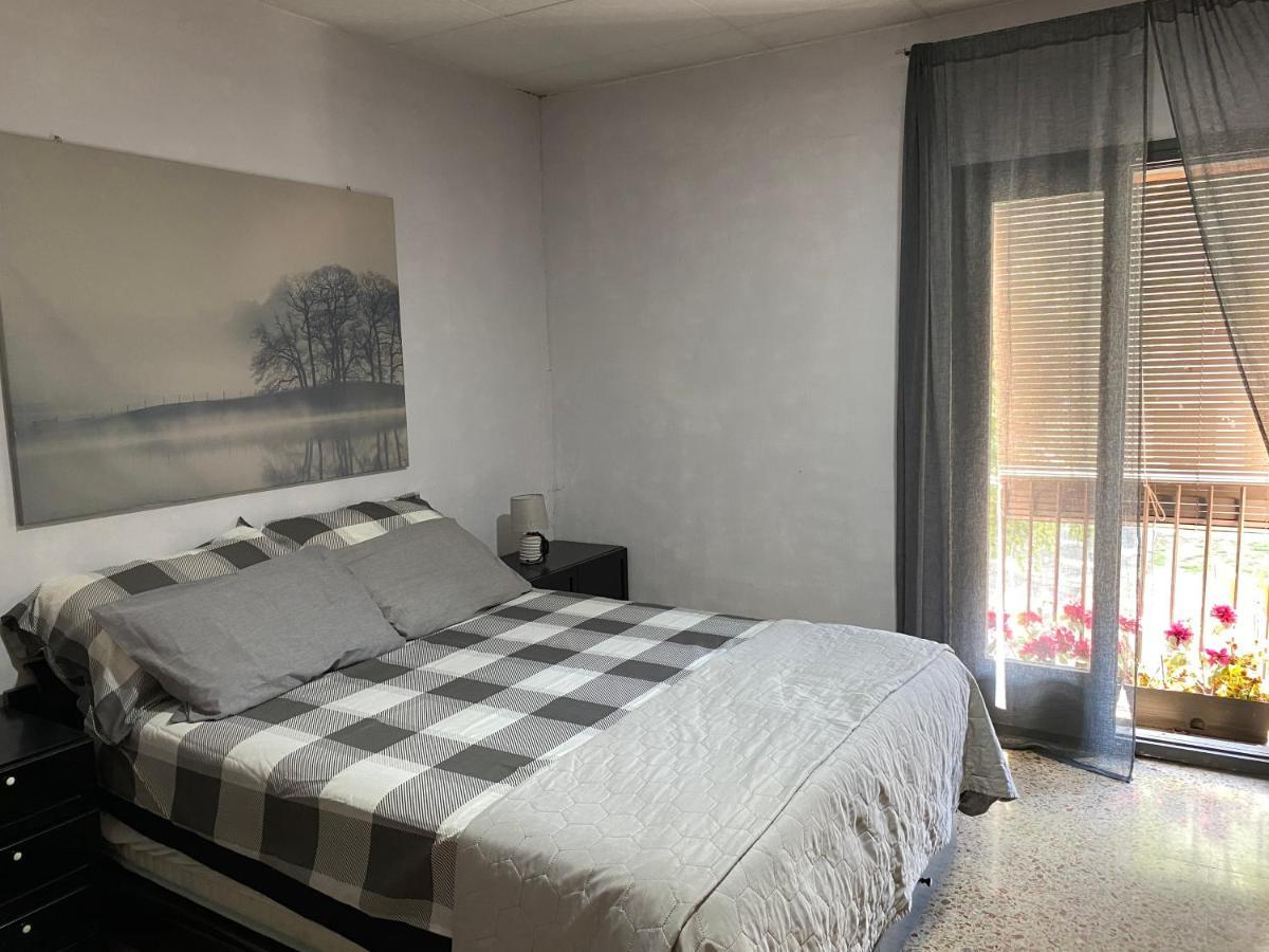 Apartamento entero con terraza en el centro de Rubí Exterior foto